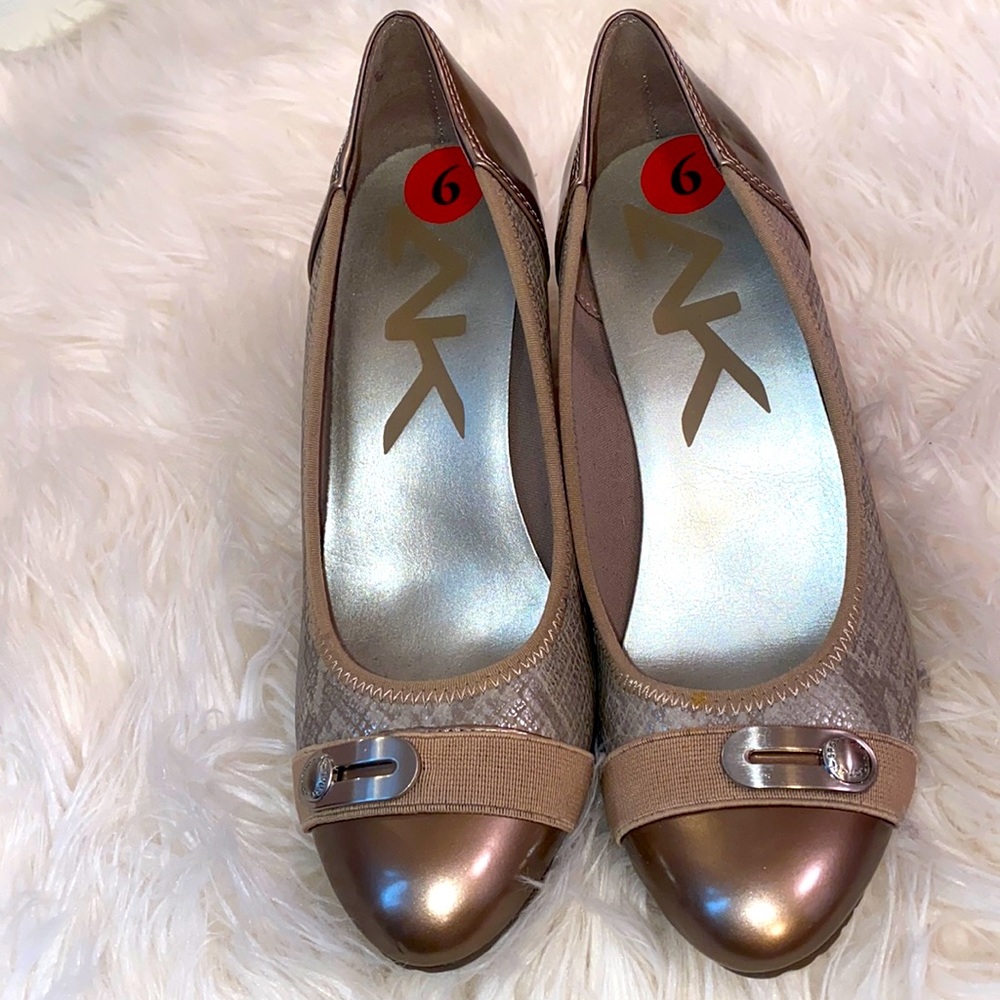 AL sport wedges, gold with detail! Size 6